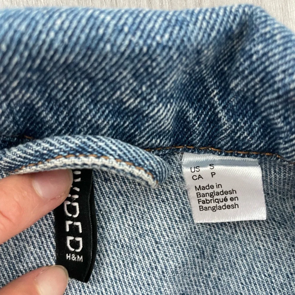H&M Classic Light Wash Denim Jean Jacket - Picture 3 of 10